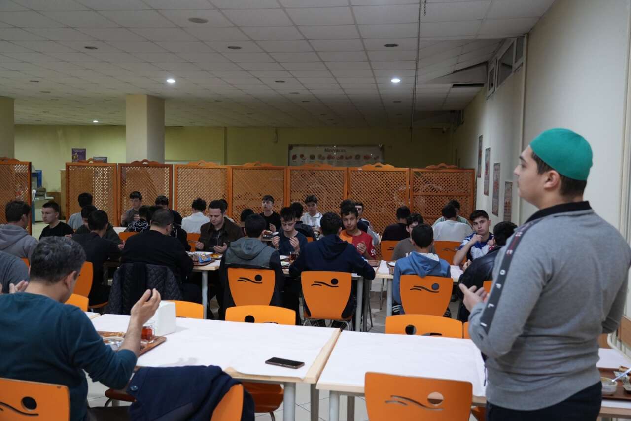 İl Milli Eğitim Müdürü Emre Çay Öğrencilerle Sahur Sofrasında Buluştu 3